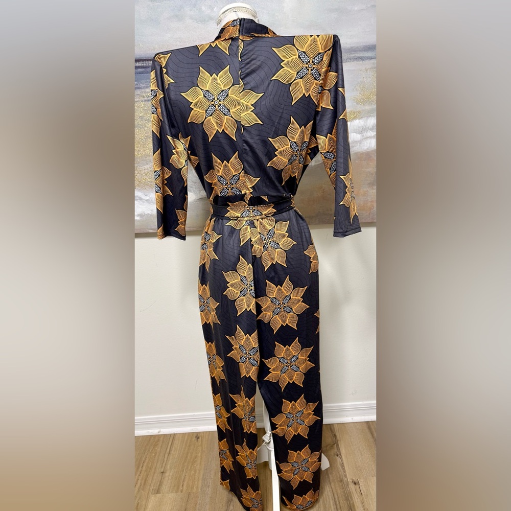 NWOT JUMPSUIT, 1-piece, V-Neck, Zipper, 3/4 Sleeves, Pockets, Flowers.Size L - Picture 7 of 12